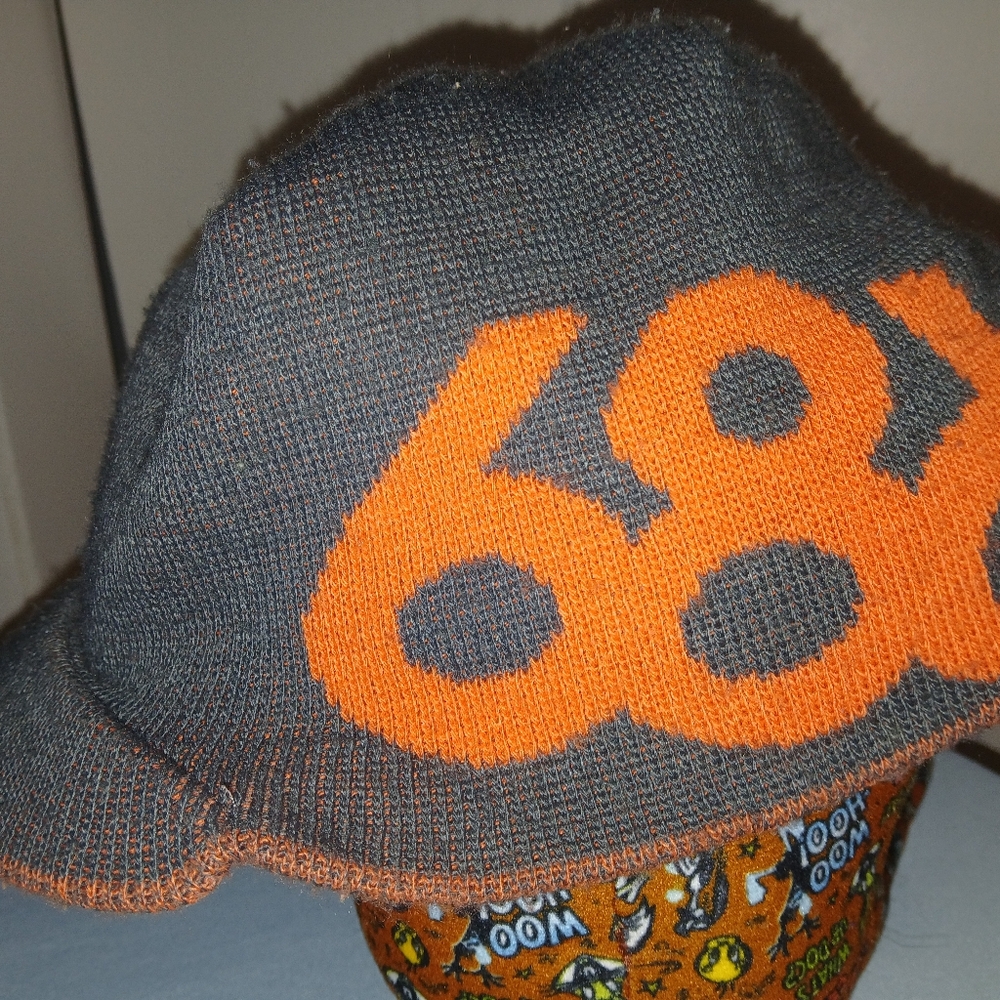 Vintage 686 beanie with small bill